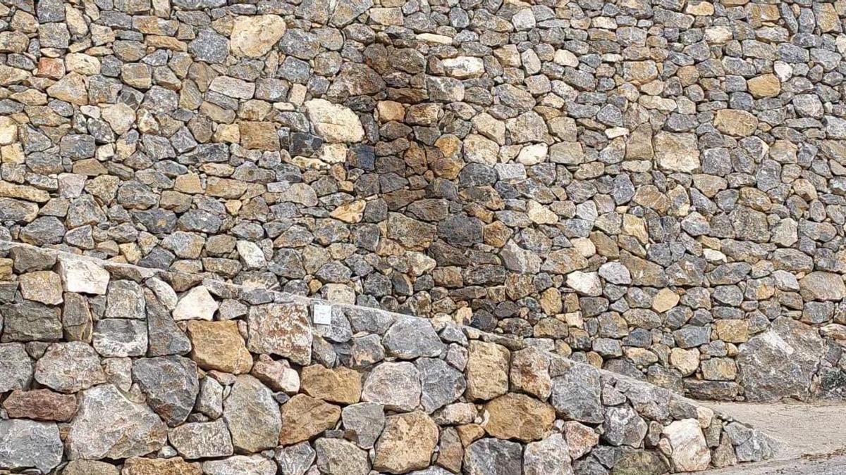 Muro de l'Atzavara con la mancha de aceite.