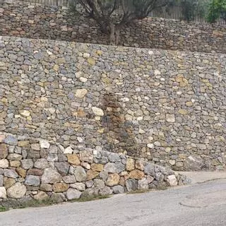 Un acto vandálico mancha con aceite los muros de 'pedra en sec' de Borriol: la policía investiga los hechos