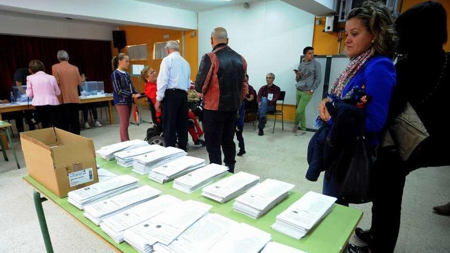 Papeletas en un colegio electoral en las autonómicas de 2016.