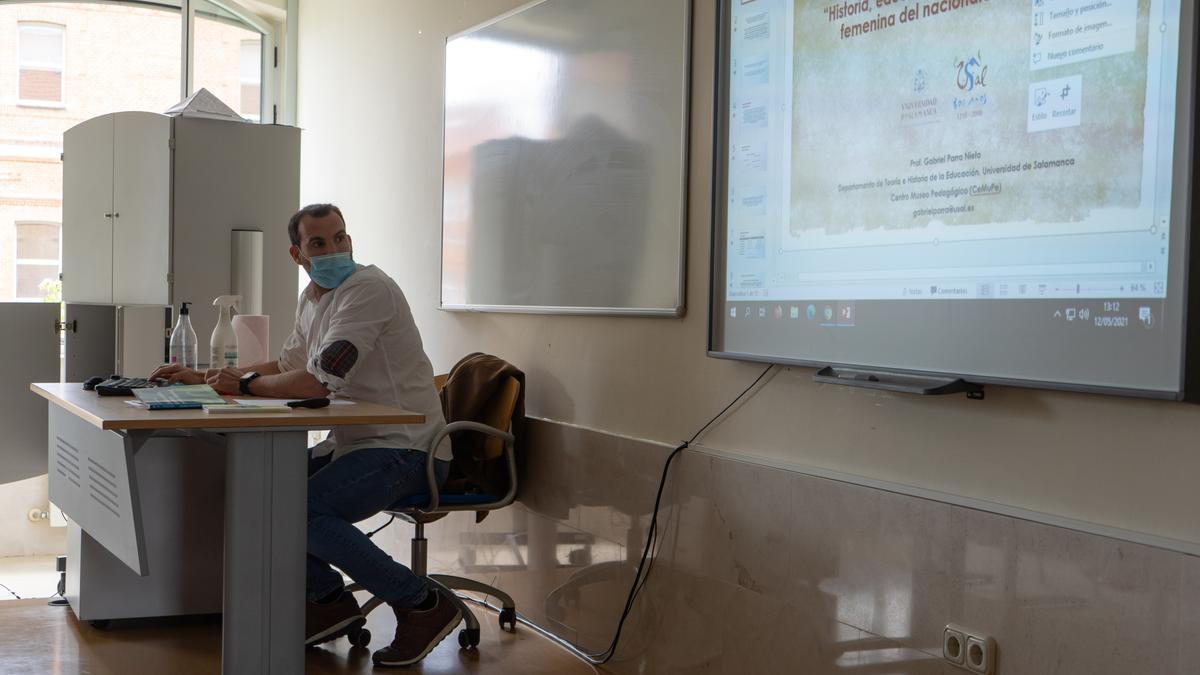 El profesor Gabriel Parra, durante la conferencia en la Escuela de Magisterio.