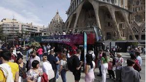 Desconeguts trenquen els vidres d’un autocar de turistes a la Sagrada Família