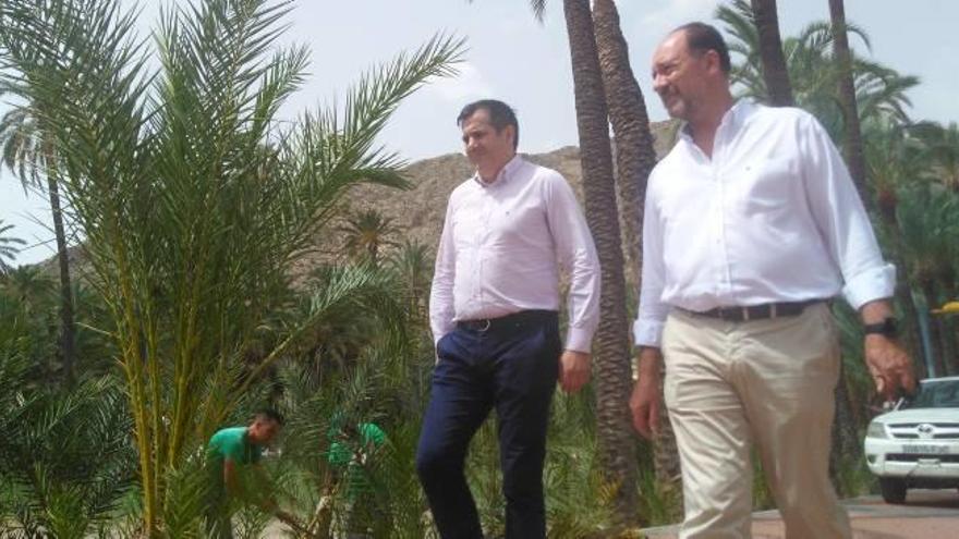 Bascuñana y Fernández en la visita que realizaron al Palmeral.