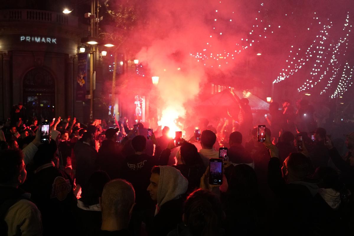  Un grupo de aficionados de la selección de fútbol de Marruecos celebra con bengalas este martes en Las Ramblas (Barcelona) la clasificación a cuartos de final del Mundial de Qatar 2022 tras la victoria de su equipo frente al combinado español.