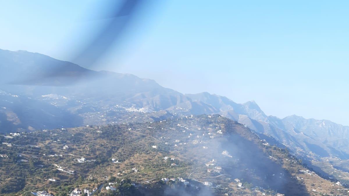 Vista del incendio controlado en Sayalonga.