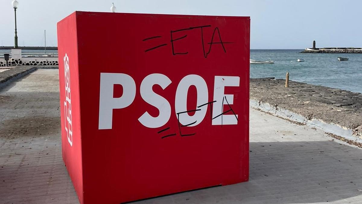 Cubo de la campaña electoral del PSOE vandalizado en Arrecife.