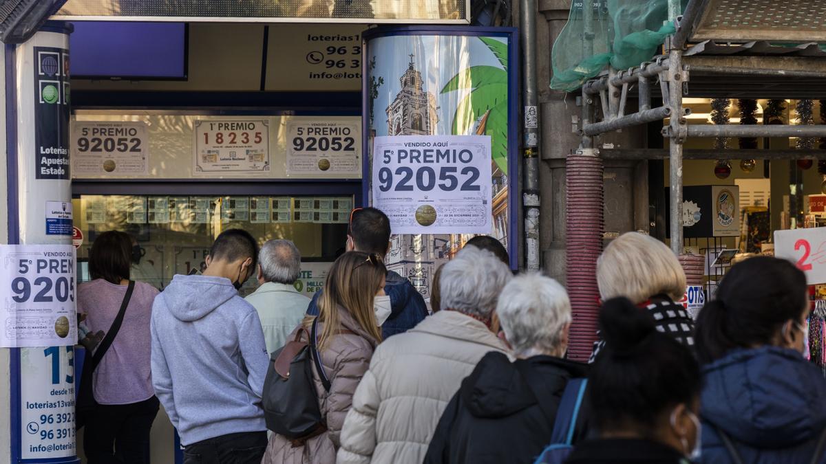 Colas para comprar Lotería de Navidad en la administración de Santa Catalina.