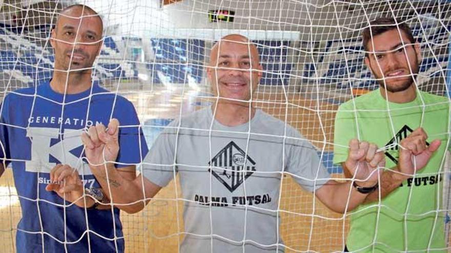 El capitán Antonio Vadillo, el técnico Juanito y el pívot Bruno Taffy posan ayer en una de las porterías de Son Moix.