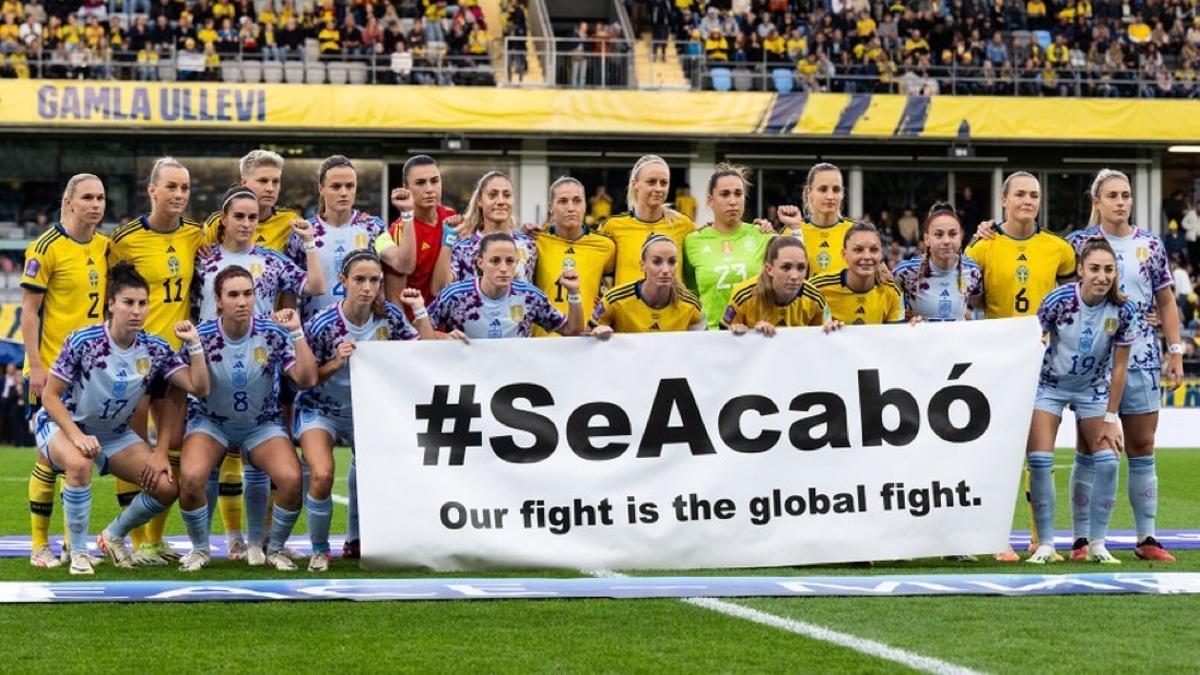 Las selecciones femeninas de fútbol de España y Suecia posaron juntas con una pancarta con el lema "Se acabó. Nuestra lucha es una lucha global" antes de su partido de la Liga de Naciones el 22 de septiembre de 2023 en Gotemburgo