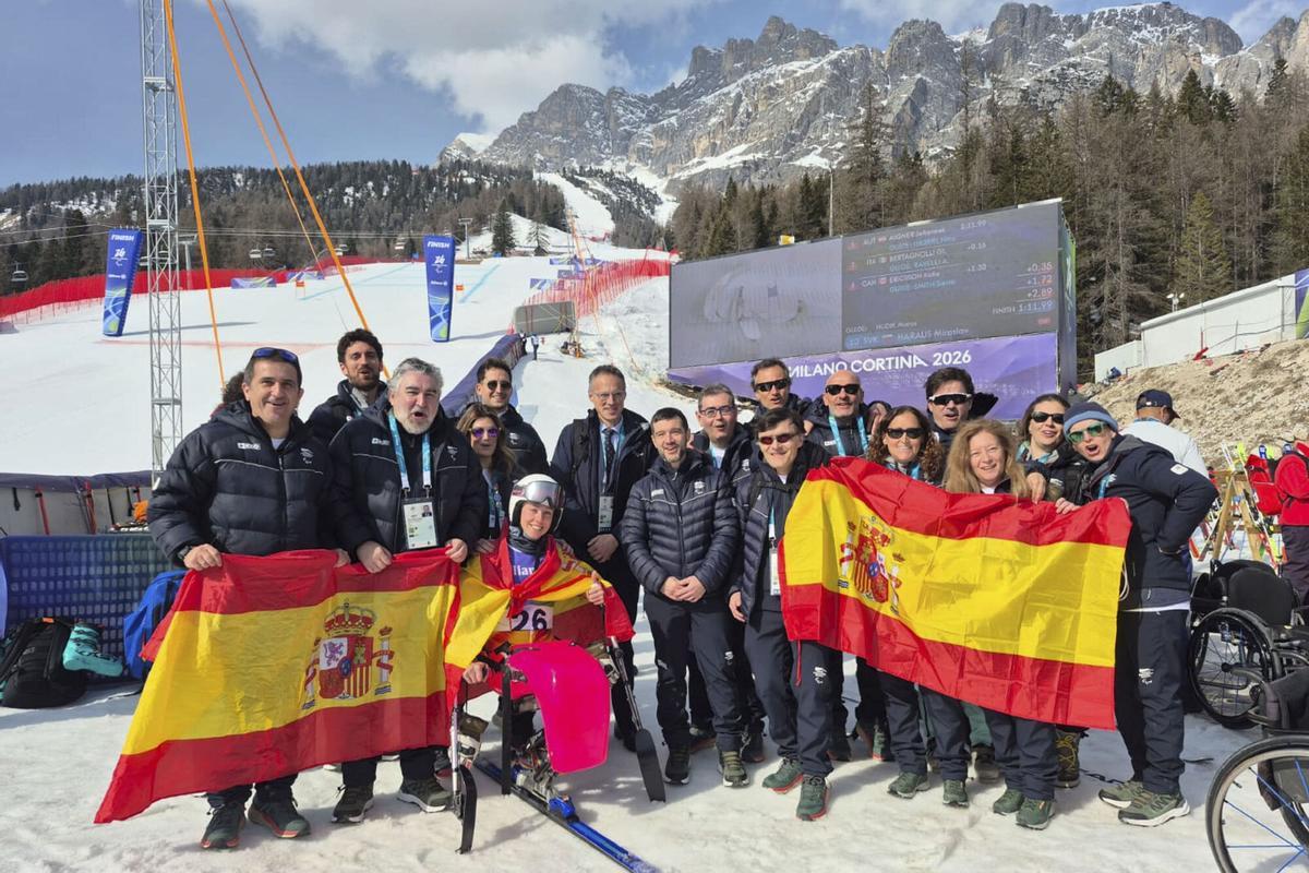 La esquiadora española Audrey Pascual posa junto s sus padres y hermano, al secretario de Estado para el Deporte, José Manuel Rodríguez Uribes (2i); al ministro de Derechos Sociales, Consumo y Agenda 2030, Pablo Bustinduy (c); y al presidente del Comité Paralímpico Español, Alberto Durán (4d), entre otros, tras lograr este lunes la medalla de oro en supergigante.