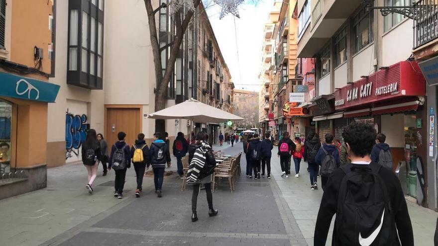 Tramo con terrazas y de paso de peatones junto al nuevo edificio con garaje.