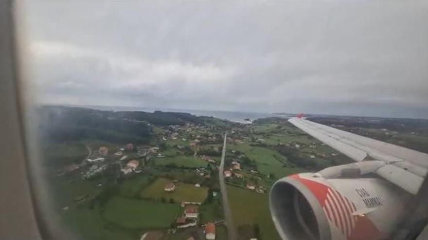 Llantos y aplausos en el aterrizaje de un avión en Asturias con viento