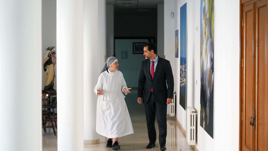 El director de Actividades Sociales de la Fundación Unicaja, Miguel Gil, ha visitado acompañado de la Madre Superiora Sor María Dolores las instalaciones del asilo Hermanitas de los Pobres de Málaga