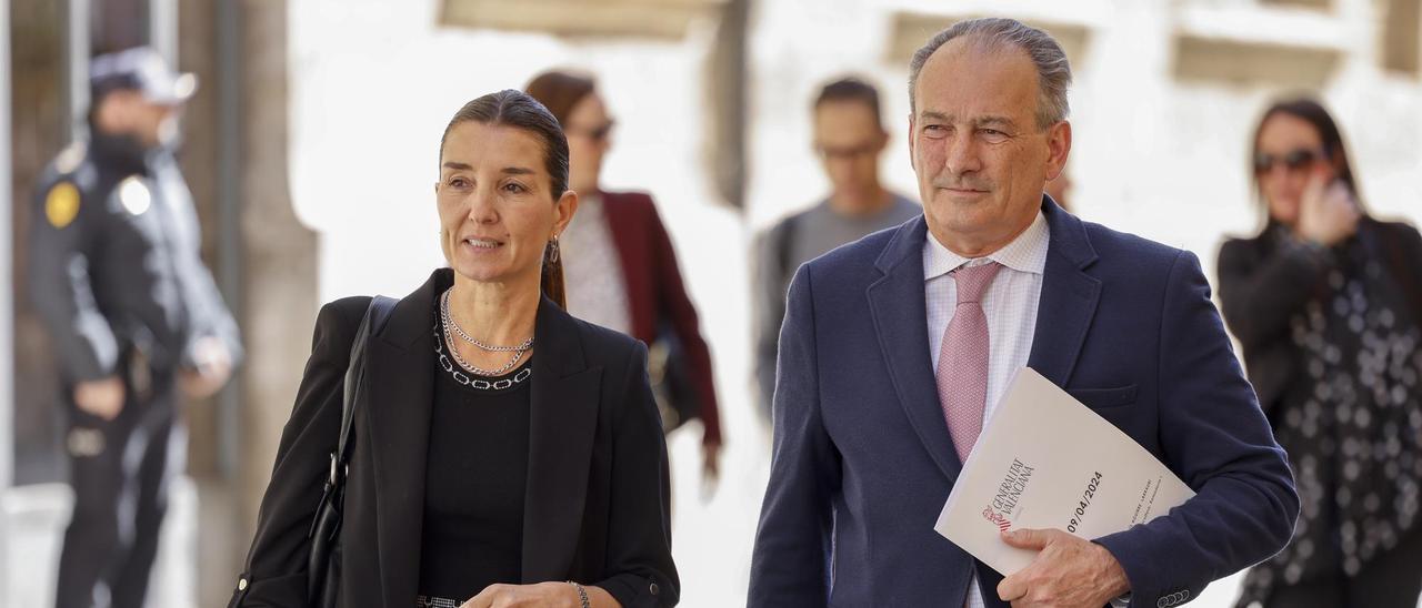 La portavoz del Gobierno valenciano, Ruth Merino, junto al conseller de Agricultura, José Luis Aguirre (Vox), tras el pleno del Consell.