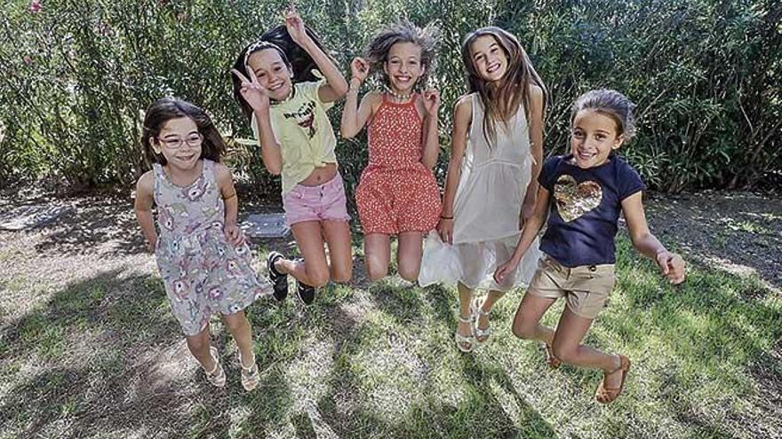 MarÃ­a Randisi, Alba Garrayo, Violeta Almonacid, Llucia AmorÃ³s y Gala Gil, ayer en los jardines de este diario.