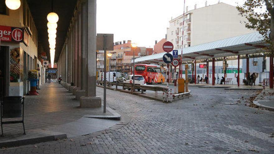 La zona de l&#039;estació de busos de Figueres on els membres de l&#039;entitat denuncien que es produeixen actes incívics.