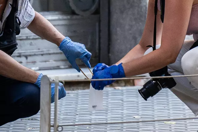 Investigan la muerte de un hombre en Consell de Cent al 200