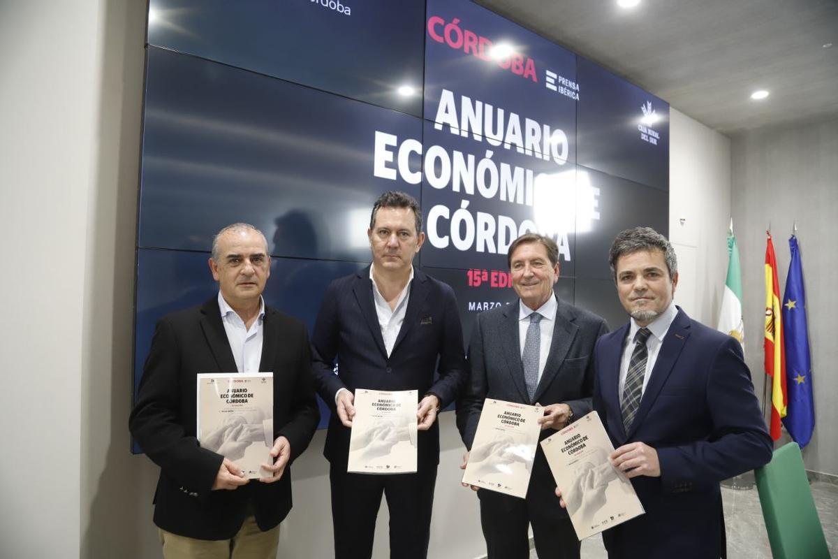 Luciano Poyato Roca, José Repiso, Ricardo López Crespo y Rafael Romero posan con el Anuario Económico de CÓRDOBA.