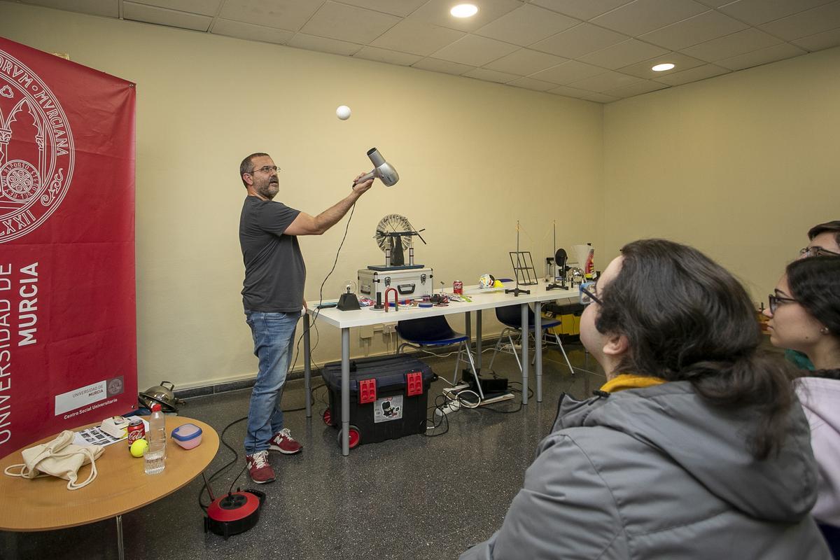 El profesor de Física, Antonio Guirao, realiza un experimento frente a los estudiantes.