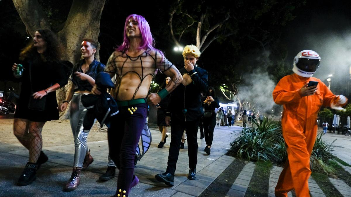 Las calles del centro de Málaga se llenan de máscaras y disfraces por Halloween