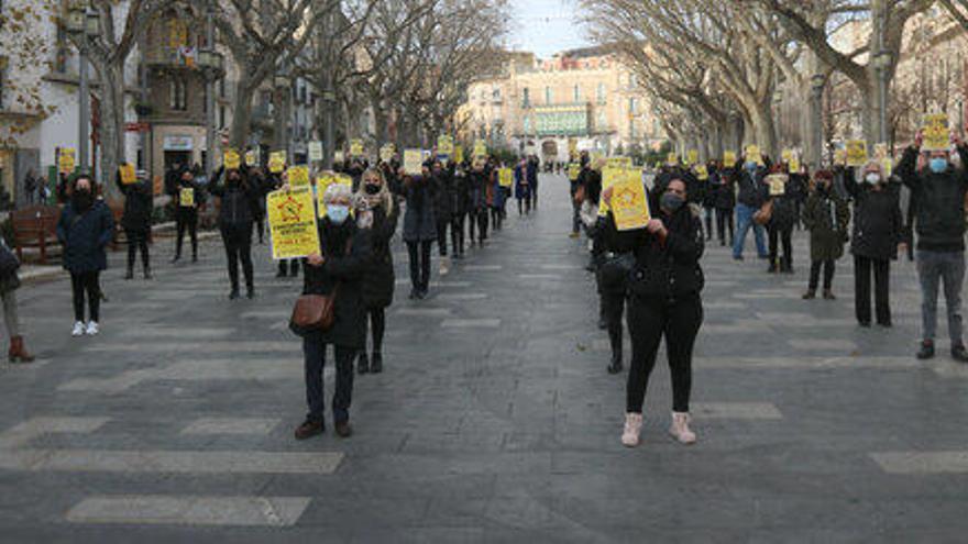 Un centenar de professionals de perruqueries i centres d&#039;estètica reclamen a Figueres tornar a un IVA del 10%