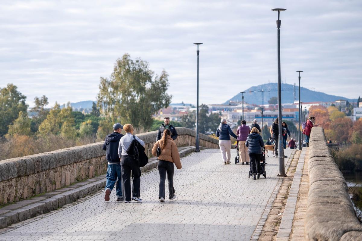 Turistas visitando los monumentos extremeños.