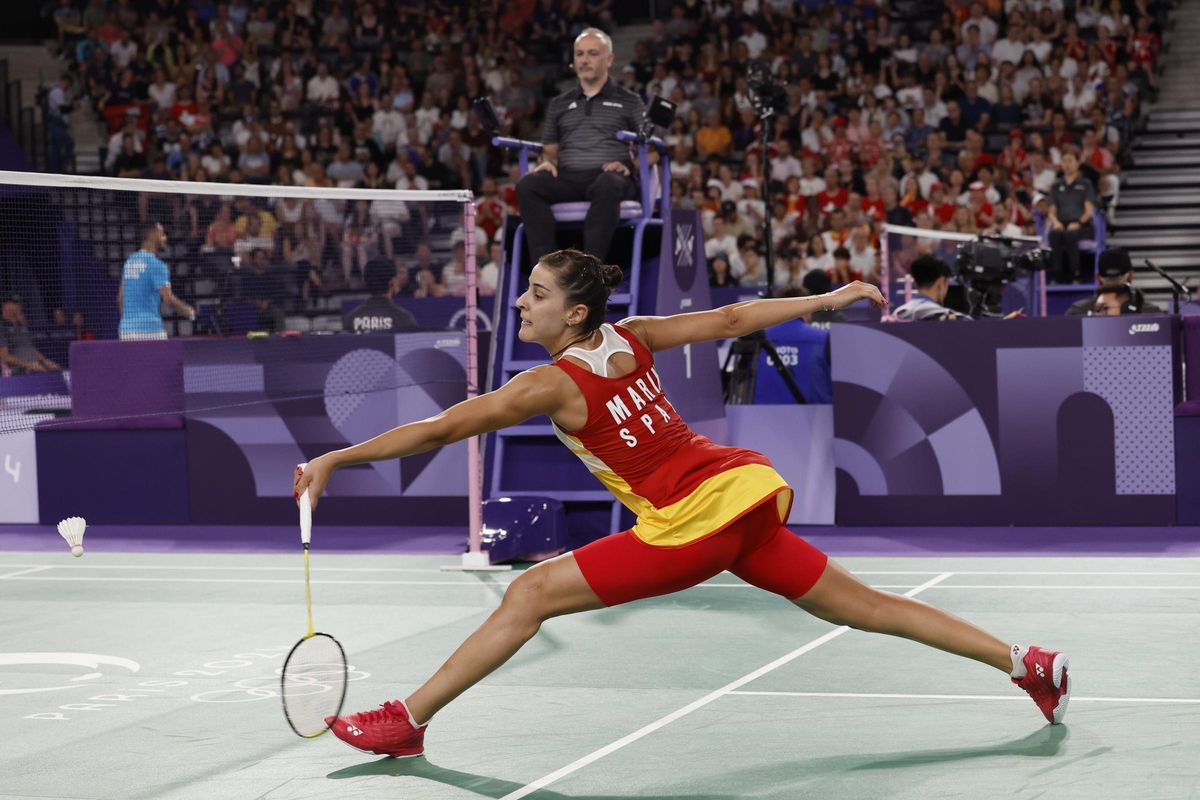 Spanish badminton player Carolina Marín returns the pen to Switzerland's Jenjira Stadelmann during their group stage match of the women's singles badminton competition at the Paris 2024 Olympic Games this Sunday at the Arena Porte de Chapelle pavilion in Paris, France.