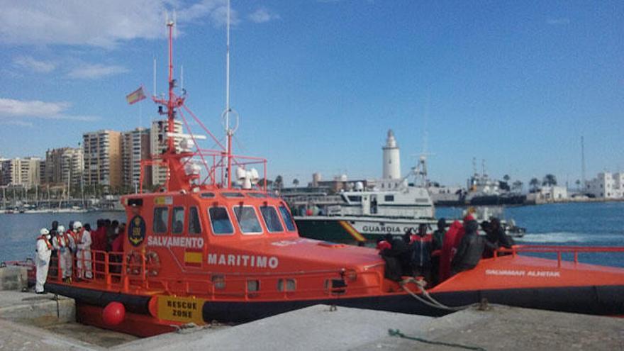 Los inmigrantes llegaban al puerto de Málaga sobre las tres de la tarde.