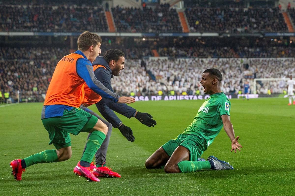 GRAF5947. MADRID, 06/02/2020.- El delantero sueco de la Real Sociedad, Alexander Isak celebra uno de sus goles ante el Real Madrid durante el partido de cuartos de final de la Copa del Rey, este jueves en el estadio Santiago Bernabéu. EFE/Rodrigo Jiménez