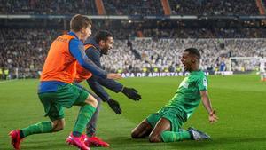 GRAF5947. MADRID, 06/02/2020.- El delantero sueco de la Real Sociedad, Alexander Isak celebra uno de sus goles ante el Real Madrid durante el partido de cuartos de final de la Copa del Rey, este jueves en el estadio Santiago Bernabéu. EFE/Rodrigo Jiménez