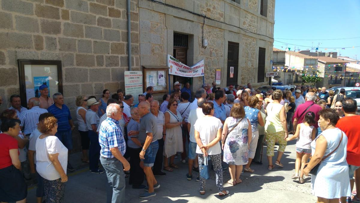 Vecinos de Fermoselle durante una concentración por la sanidad