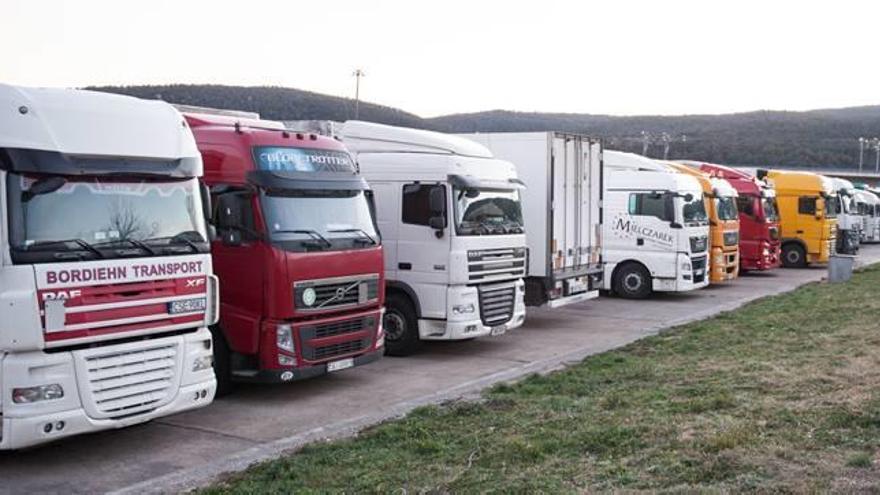 Camions estacionats a la Jonquera.