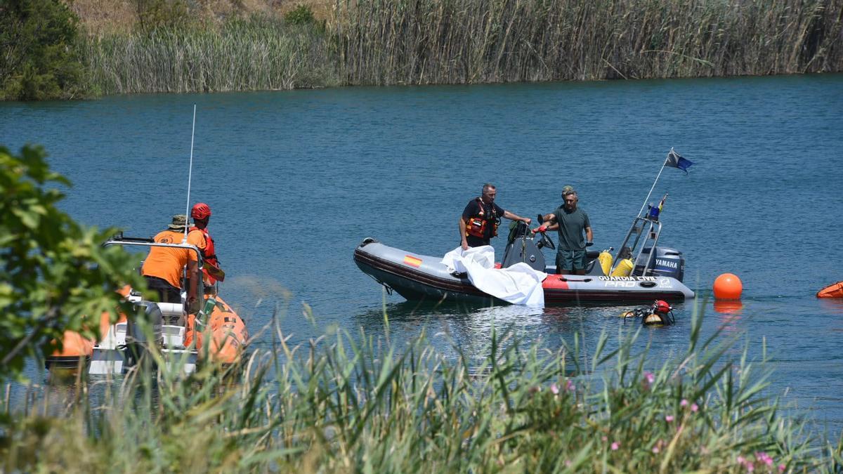 Las imágenes de la búsqueda del joven ahogado en el Lago Azul