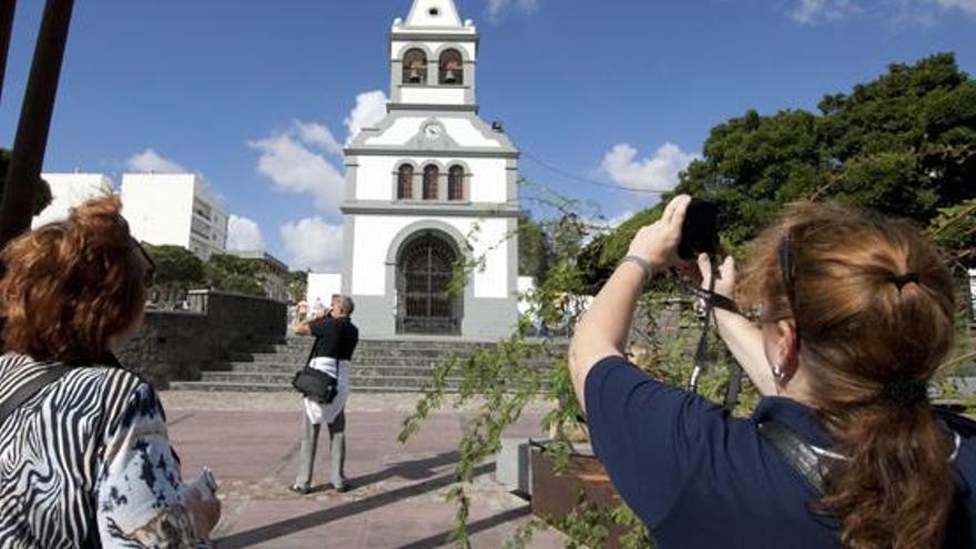 A la izquierda, los dos buques atracados. A la derecha, los turistas paseando por Puerto del Rosario. i G. FUSELLI