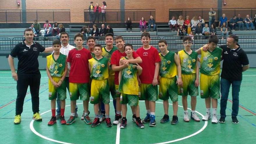 Los infantiles del Zamora 2015 Caja Rural B posan para las cámaras tras el encuentro frente a Cabrerizos.