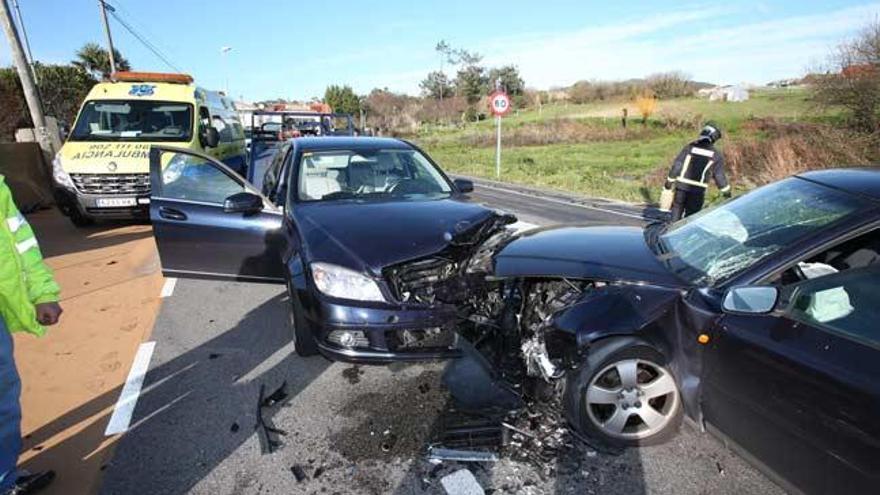 Cinco heridos en un accidente frontal en el Val Miñor