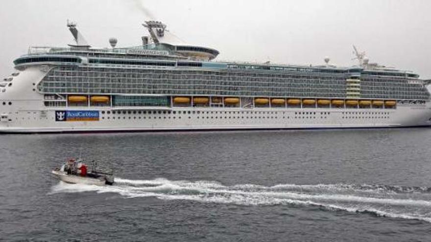 El crucero de la Royal Caribbean atracó a las diez de la mañana en el puerto y zarpó rumbo a Lisboa a las seis de la tarde.  // Marta G. Brea