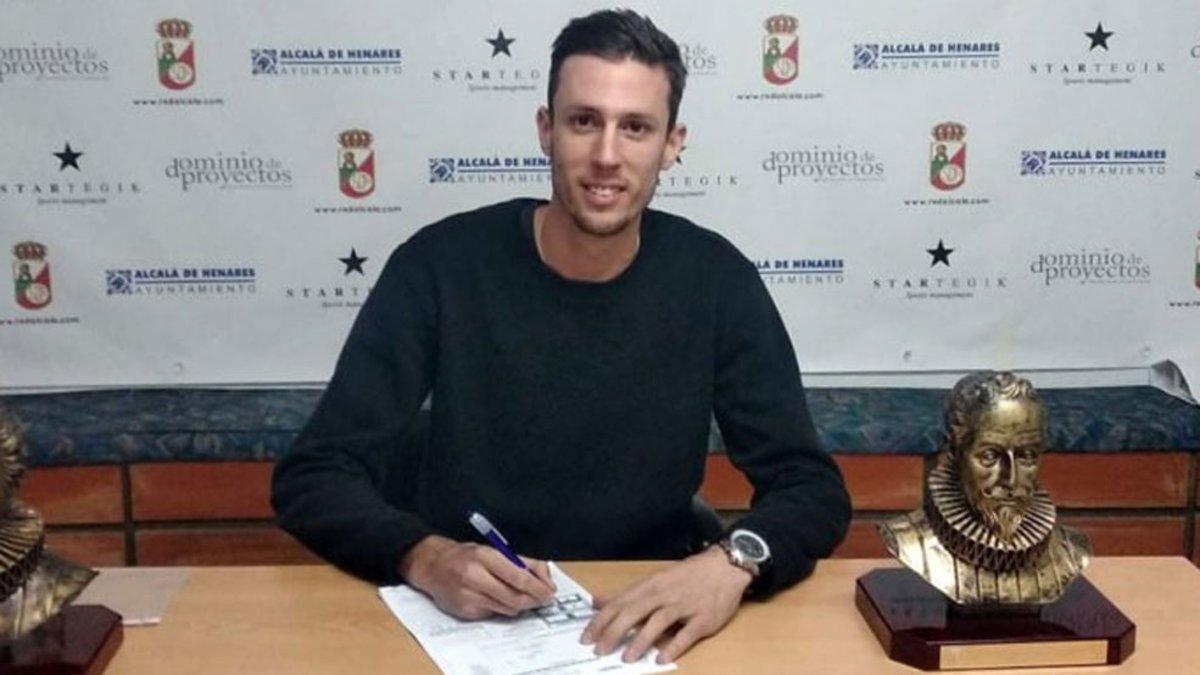 Carlos Olmo estampa su firma con el RSD Alcalá
