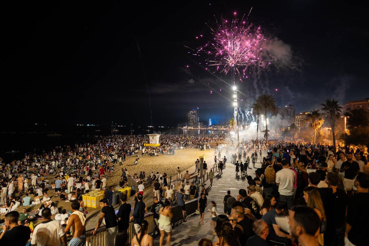 La playa de la Barceloneta llena para celebrar la noche de Sant Joan La playa de la Barceloneta llena para celebrar la noche de Sant Joan