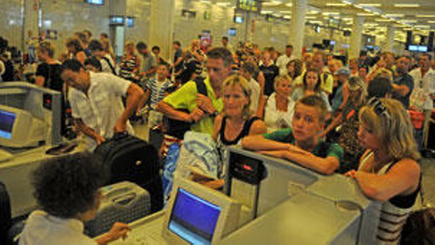 Los pasajeros afectados por las cancelaciones buscaban información en los mostradores de las compañías.