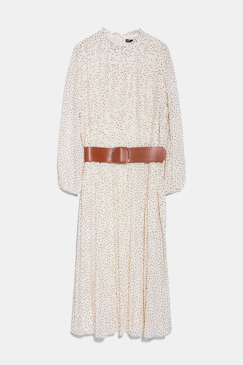 Vestido blanco con lunares, de Zara (precio: 39,95 euros)