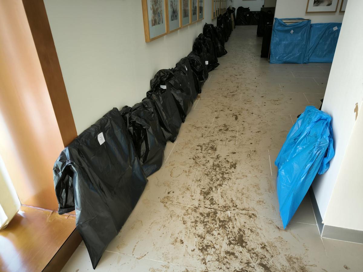 Los cuadros guardados en bolsas de basura.
