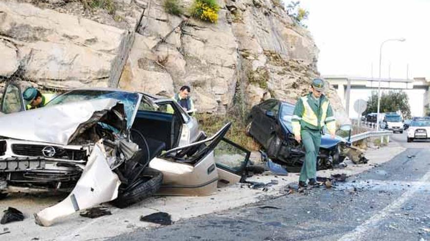 Estado en el que quedaron los dos coches, un Opel Astra y un Citroën C5, tras el choque.