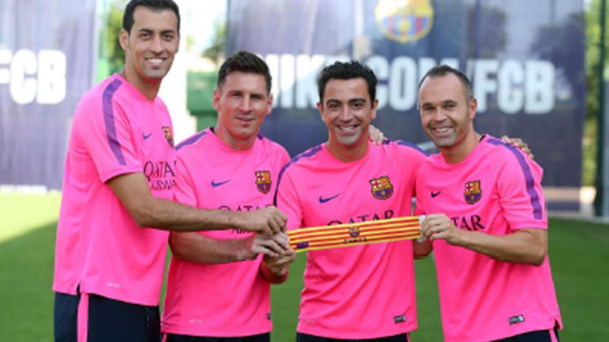 Los cuatro capitantes posando junto al brazalete del Barça