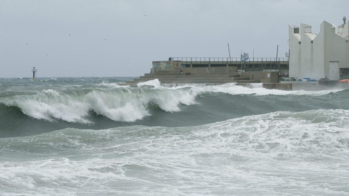 La playa barcelonesa durante este temporal de levante.