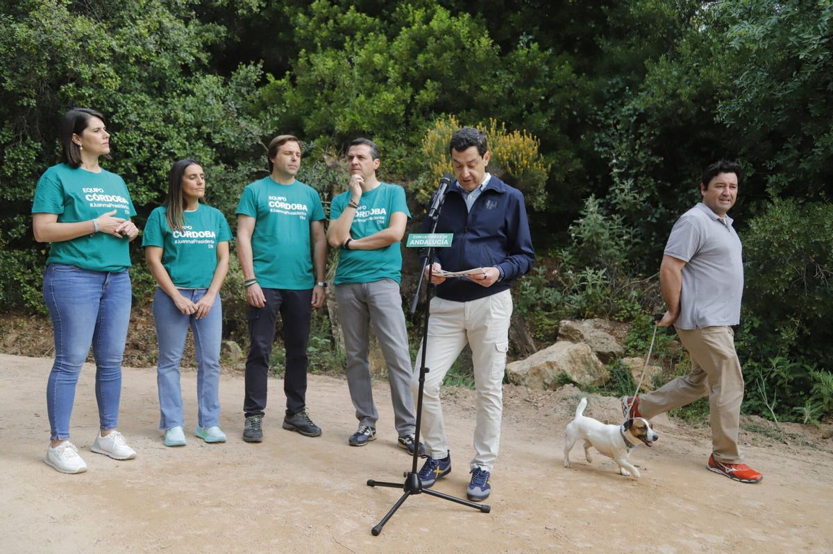 Juanma Moreno hace campaña en el cinturón verde de Córdoba