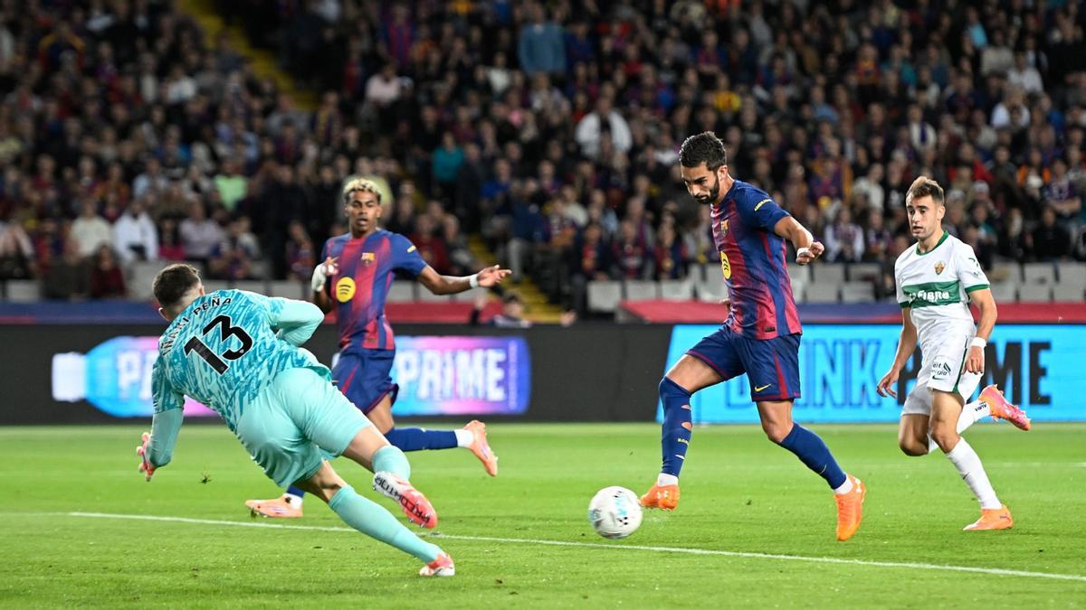 Ferran Torres dispara a puerta en el segundo gol del Barça ante el Elche.