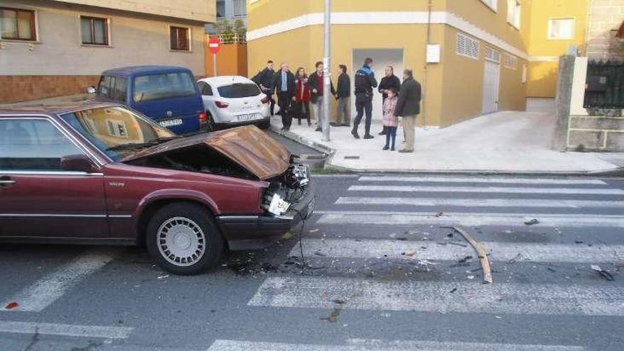 Uno de los coches implicados, junto al paso de peatones // FdV