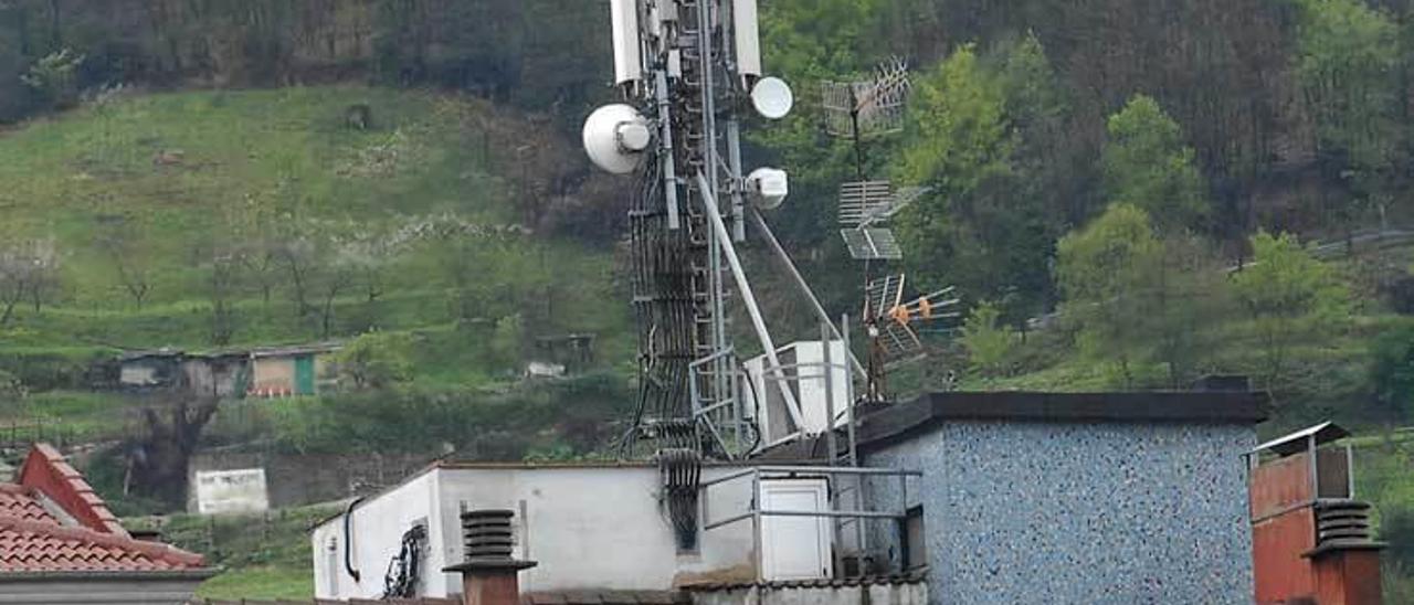 Una de las antenas instaladas en el centro de Mieres.