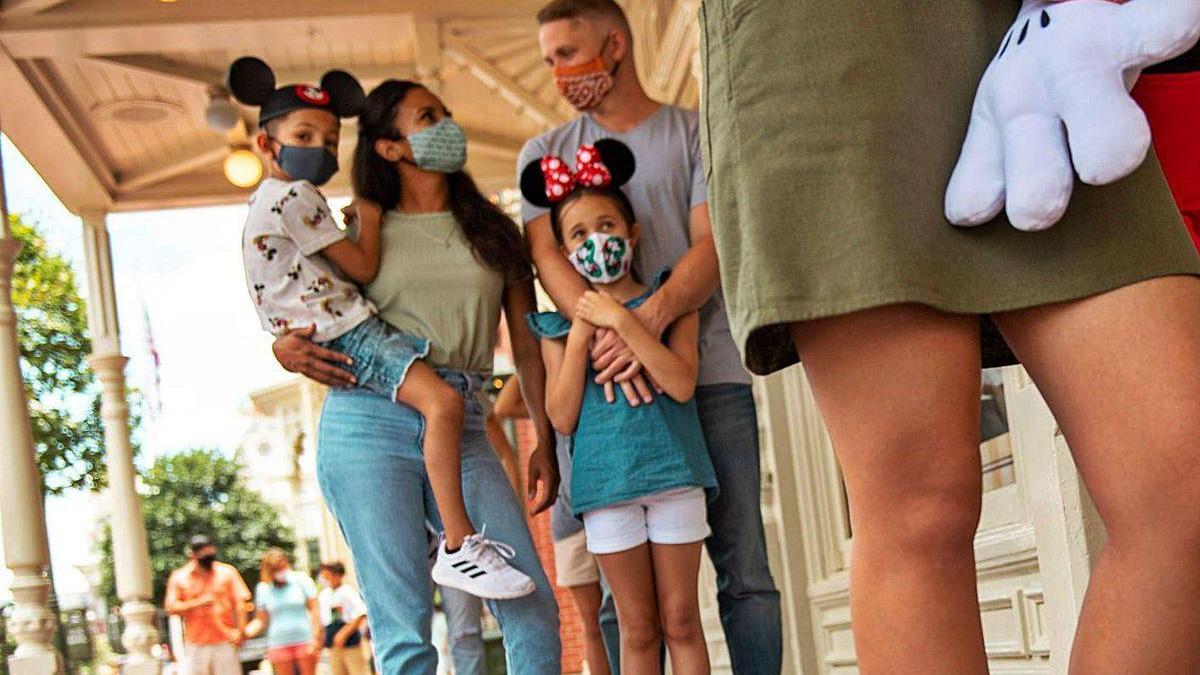Personas en una fila para entrar ayer a una tienda en el Walt Disney World Resort. // Kent Phillips/Disney