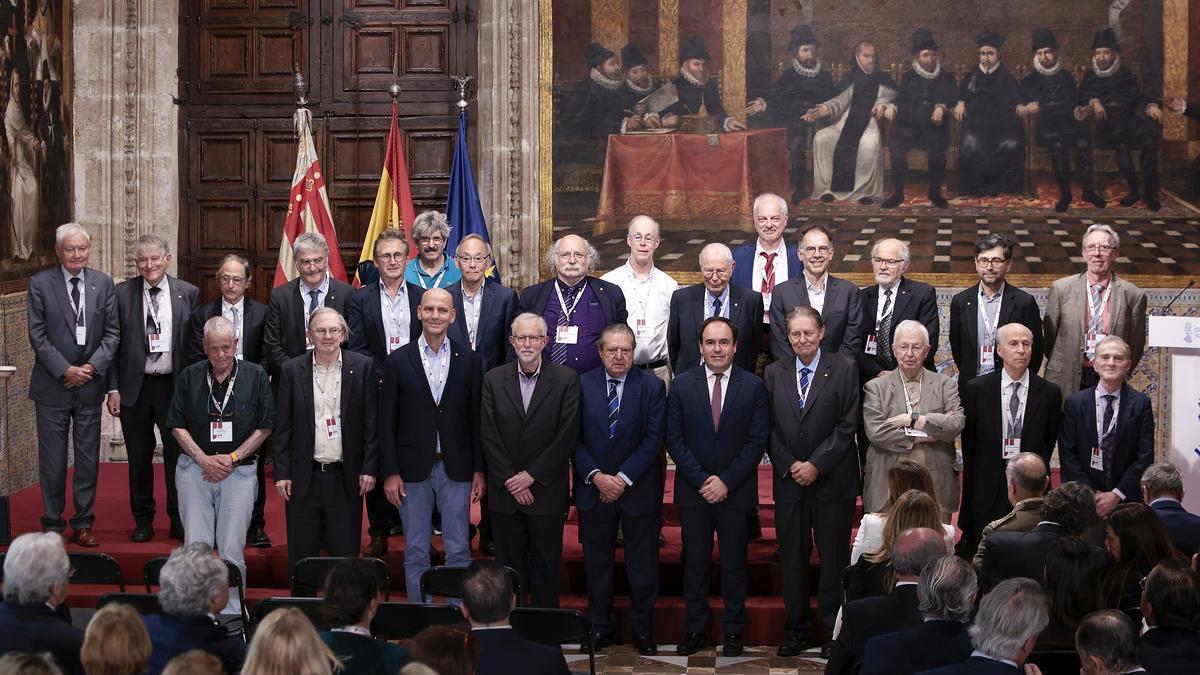 Foto de familia con los 25 Premio Nobel en el acto para anunciar los Premios Jaume I 2026 en el Palau de la Generalitat.